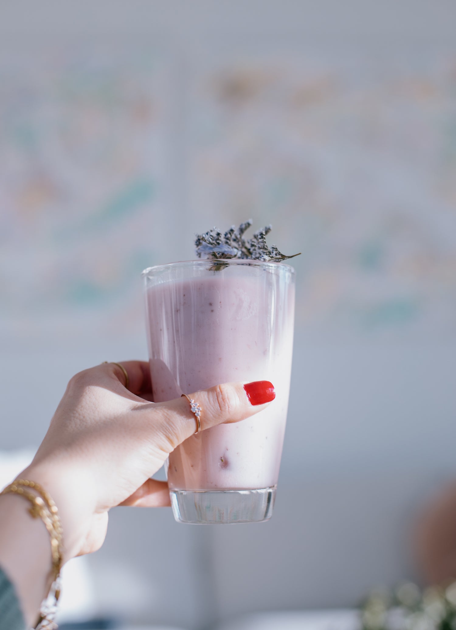 Comparison of traditional protein shakes and ready-to-blend protein smoothies, highlighting fresh fruit, high-quality protein, and natural ingredients for a healthier option.