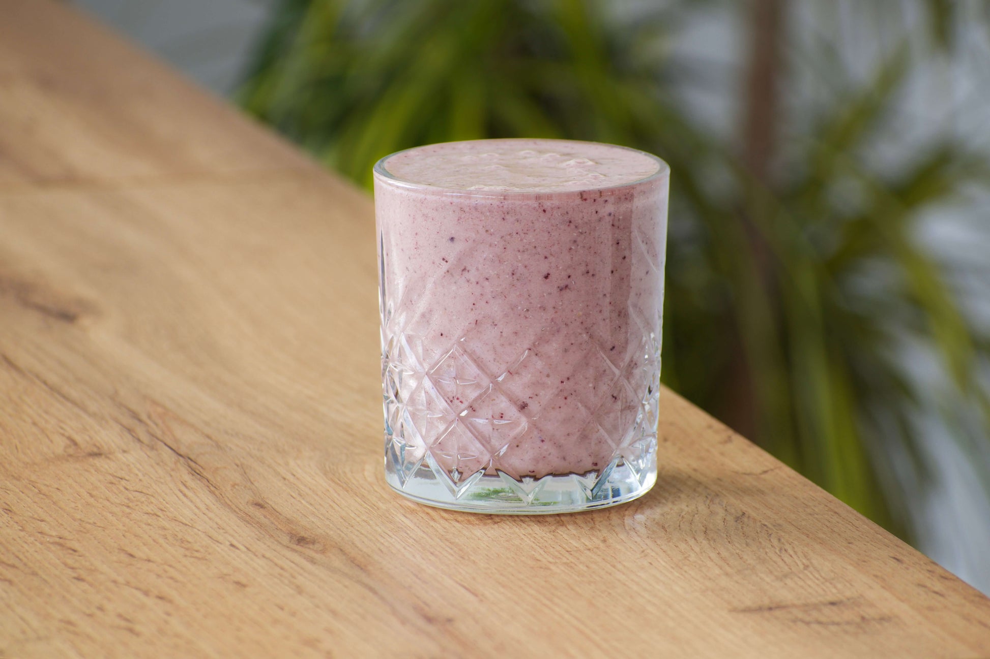 Tropische Harmony eiwit smoothie met mango, banaan en bosbes - blended